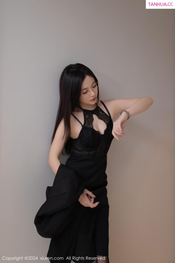 鱼子酱fish  [XiuRen]高清写真图 2024.01.19 No.7992 鱼子酱Fish 黑丝美腿第12张图片